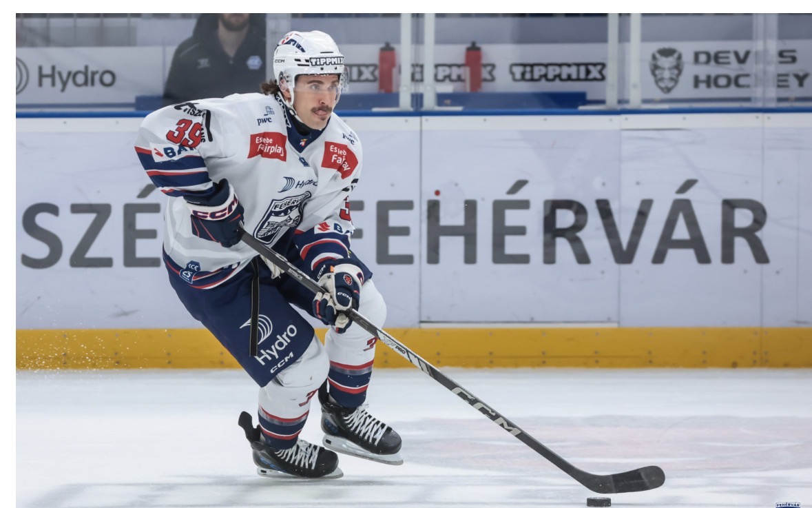 Trevor Cheek skating in a Fehérvár hockey game